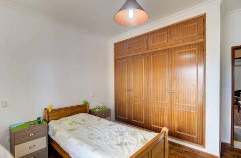 Elegante moradia T3 totalmente mobilada, com garagem privativa, amplos terraços, zona de BBQ, cave versátil e jardins envolventes pensada para quem valoriza conforto e qualidade de vida.
