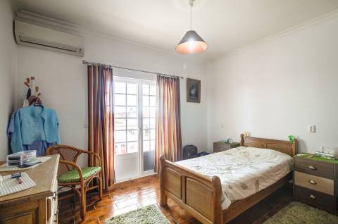 Elegante moradia T3 totalmente mobilada, com garagem privativa, amplos terraços, zona de BBQ, cave versátil e jardins envolventes pensada para quem valoriza conforto e qualidade de vida.