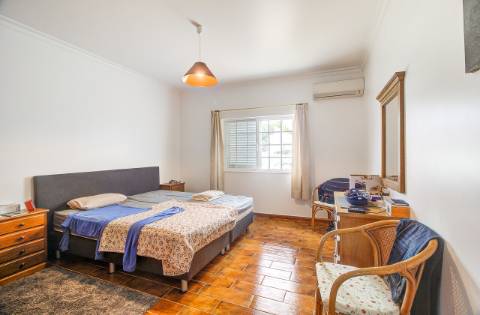 Elegante moradia T3 totalmente mobilada, com garagem privativa, amplos terraços, zona de BBQ, cave versátil e jardins envolventes pensada para quem valoriza conforto e qualidade de vida.