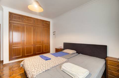 Elegante moradia T3 totalmente mobilada, com garagem privativa, amplos terraços, zona de BBQ, cave versátil e jardins envolventes pensada para quem valoriza conforto e qualidade de vida.