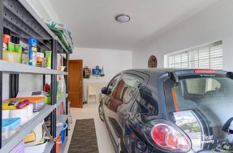 Elegante moradia T3 totalmente mobilada, com garagem privativa, amplos terraços, zona de BBQ, cave versátil e jardins envolventes pensada para quem valoriza conforto e qualidade de vida.