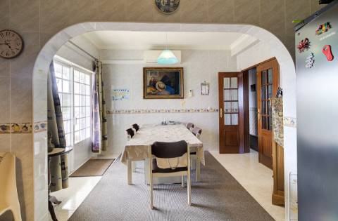 Elegante moradia T3 totalmente mobilada, com garagem privativa, amplos terraços, zona de BBQ, cave versátil e jardins envolventes pensada para quem valoriza conforto e qualidade de vida.