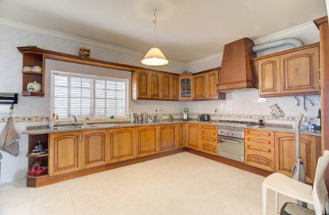 Elegante moradia T3 totalmente mobilada, com garagem privativa, amplos terraços, zona de BBQ, cave versátil e jardins envolventes pensada para quem valoriza conforto e qualidade de vida.