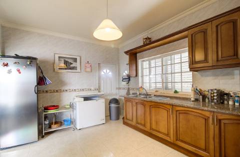 Elegante moradia T3 totalmente mobilada, com garagem privativa, amplos terraços, zona de BBQ, cave versátil e jardins envolventes pensada para quem valoriza conforto e qualidade de vida.