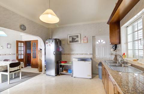 Elegante moradia T3 totalmente mobilada, com garagem privativa, amplos terraços, zona de BBQ, cave versátil e jardins envolventes pensada para quem valoriza conforto e qualidade de vida.