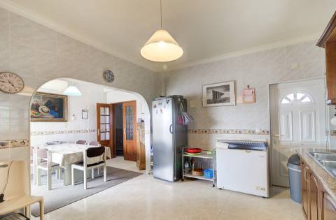 Elegante moradia T3 totalmente mobilada, com garagem privativa, amplos terraços, zona de BBQ, cave versátil e jardins envolventes pensada para quem valoriza conforto e qualidade de vida.