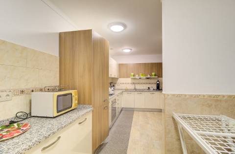 Elegante moradia T3 totalmente mobilada, com garagem privativa, amplos terraços, zona de BBQ, cave versátil e jardins envolventes pensada para quem valoriza conforto e qualidade de vida.