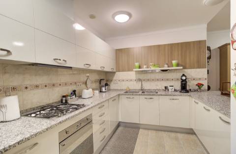 Elegante moradia T3 totalmente mobilada, com garagem privativa, amplos terraços, zona de BBQ, cave versátil e jardins envolventes pensada para quem valoriza conforto e qualidade de vida.