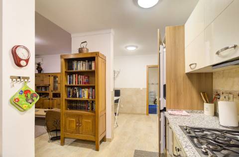 Elegante moradia T3 totalmente mobilada, com garagem privativa, amplos terraços, zona de BBQ, cave versátil e jardins envolventes pensada para quem valoriza conforto e qualidade de vida.