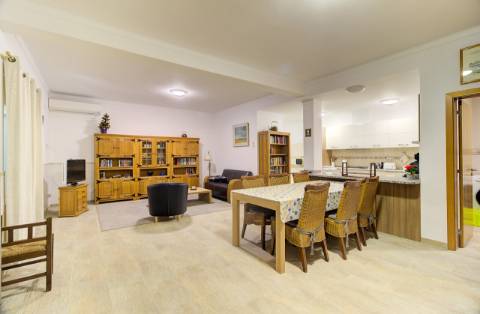 Elegante moradia T3 totalmente mobilada, com garagem privativa, amplos terraços, zona de BBQ, cave versátil e jardins envolventes pensada para quem valoriza conforto e qualidade de vida.