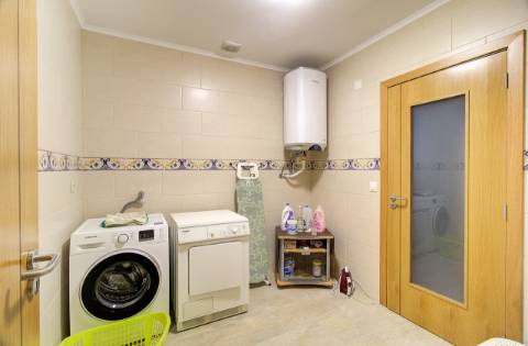 Elegante moradia T3 totalmente mobilada, com garagem privativa, amplos terraços, zona de BBQ, cave versátil e jardins envolventes pensada para quem valoriza conforto e qualidade de vida.