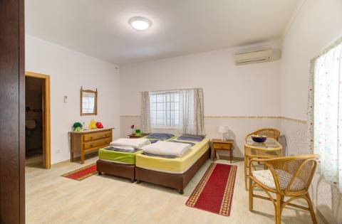 Elegante moradia T3 totalmente mobilada, com garagem privativa, amplos terraços, zona de BBQ, cave versátil e jardins envolventes pensada para quem valoriza conforto e qualidade de vida.
