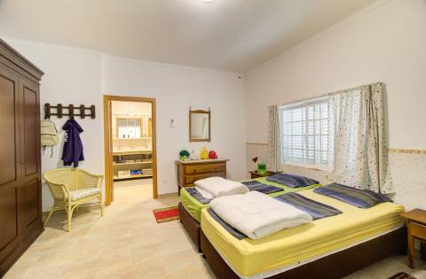 Elegante moradia T3 totalmente mobilada, com garagem privativa, amplos terraços, zona de BBQ, cave versátil e jardins envolventes pensada para quem valoriza conforto e qualidade de vida.