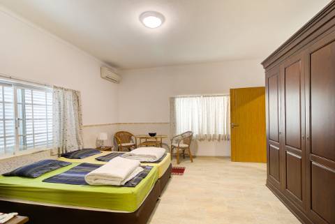 Elegante moradia T3 totalmente mobilada, com garagem privativa, amplos terraços, zona de BBQ, cave versátil e jardins envolventes pensada para quem valoriza conforto e qualidade de vida.