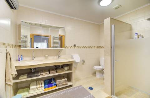 Elegante moradia T3 totalmente mobilada, com garagem privativa, amplos terraços, zona de BBQ, cave versátil e jardins envolventes pensada para quem valoriza conforto e qualidade de vida.