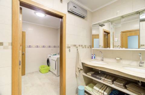 Elegante moradia T3 totalmente mobilada, com garagem privativa, amplos terraços, zona de BBQ, cave versátil e jardins envolventes pensada para quem valoriza conforto e qualidade de vida.