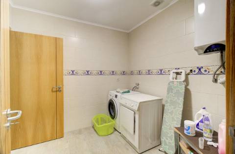 Elegante moradia T3 totalmente mobilada, com garagem privativa, amplos terraços, zona de BBQ, cave versátil e jardins envolventes pensada para quem valoriza conforto e qualidade de vida.