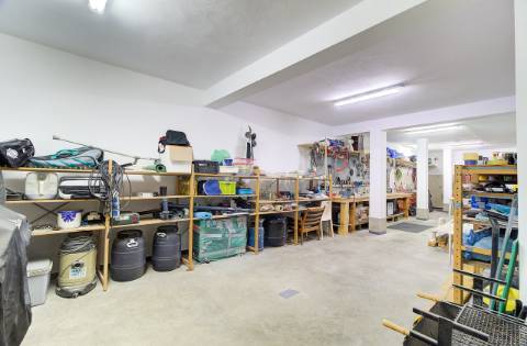 Elegante moradia T3 totalmente mobilada, com garagem privativa, amplos terraços, zona de BBQ, cave versátil e jardins envolventes pensada para quem valoriza conforto e qualidade de vida.