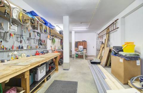 Elegante moradia T3 totalmente mobilada, com garagem privativa, amplos terraços, zona de BBQ, cave versátil e jardins envolventes pensada para quem valoriza conforto e qualidade de vida.
