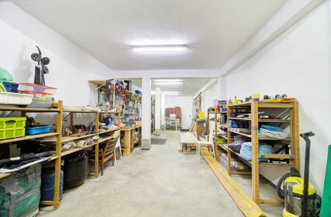 Elegante moradia T3 totalmente mobilada, com garagem privativa, amplos terraços, zona de BBQ, cave versátil e jardins envolventes pensada para quem valoriza conforto e qualidade de vida.