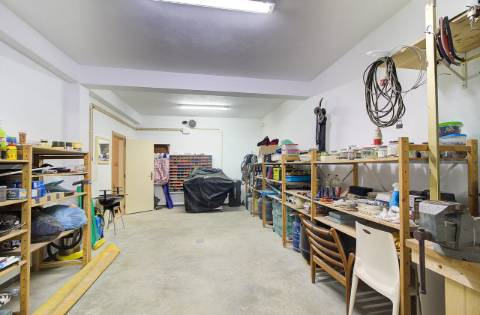 Elegante moradia T3 totalmente mobilada, com garagem privativa, amplos terraços, zona de BBQ, cave versátil e jardins envolventes pensada para quem valoriza conforto e qualidade de vida.