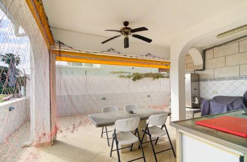 Elegante moradia T3 totalmente mobilada, com garagem privativa, amplos terraços, zona de BBQ, cave versátil e jardins envolventes pensada para quem valoriza conforto e qualidade de vida.