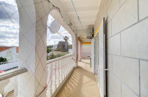 Elegante moradia T3 totalmente mobilada, com garagem privativa, amplos terraços, zona de BBQ, cave versátil e jardins envolventes pensada para quem valoriza conforto e qualidade de vida.