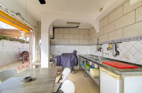 Elegante moradia T3 totalmente mobilada, com garagem privativa, amplos terraços, zona de BBQ, cave versátil e jardins envolventes pensada para quem valoriza conforto e qualidade de vida.