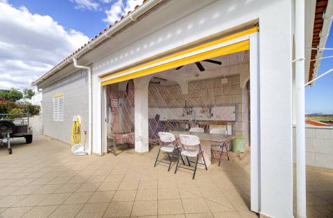 Elegante moradia T3 totalmente mobilada, com garagem privativa, amplos terraços, zona de BBQ, cave versátil e jardins envolventes pensada para quem valoriza conforto e qualidade de vida.