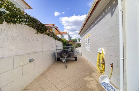 Elegante moradia T3 totalmente mobilada, com garagem privativa, amplos terraços, zona de BBQ, cave versátil e jardins envolventes pensada para quem valoriza conforto e qualidade de vida.