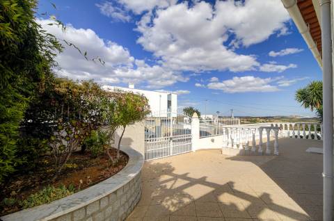 Elegante moradia T3 totalmente mobilada, com garagem privativa, amplos terraços, zona de BBQ, cave versátil e jardins envolventes pensada para quem valoriza conforto e qualidade de vida.
