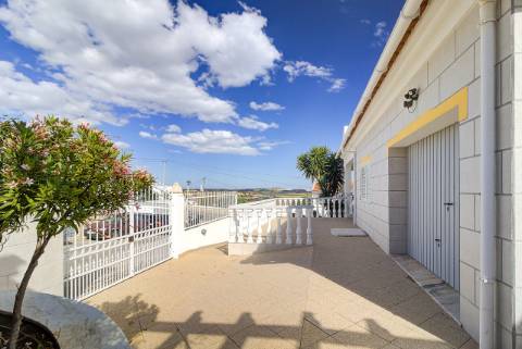Elegante moradia T3 totalmente mobilada, com garagem privativa, amplos terraços, zona de BBQ, cave versátil e jardins envolventes pensada para quem valoriza conforto e qualidade de vida.