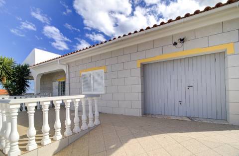 Elegante moradia T3 totalmente mobilada, com garagem privativa, amplos terraços, zona de BBQ, cave versátil e jardins envolventes pensada para quem valoriza conforto e qualidade de vida.