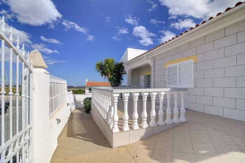 Elegante moradia T3 totalmente mobilada, com garagem privativa, amplos terraços, zona de BBQ, cave versátil e jardins envolventes pensada para quem valoriza conforto e qualidade de vida.