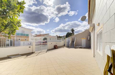 Elegante moradia T3 totalmente mobilada, com garagem privativa, amplos terraços, zona de BBQ, cave versátil e jardins envolventes pensada para quem valoriza conforto e qualidade de vida.