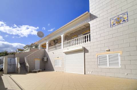Elegante moradia T3 totalmente mobilada, com garagem privativa, amplos terraços, zona de BBQ, cave versátil e jardins envolventes pensada para quem valoriza conforto e qualidade de vida.