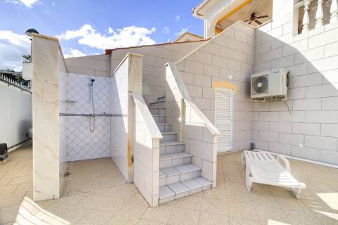 Elegante moradia T3 totalmente mobilada, com garagem privativa, amplos terraços, zona de BBQ, cave versátil e jardins envolventes pensada para quem valoriza conforto e qualidade de vida.
