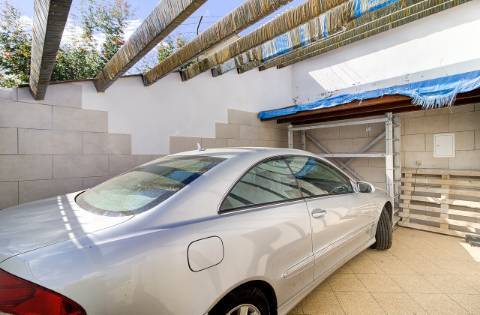 Elegante moradia T3 totalmente mobilada, com garagem privativa, amplos terraços, zona de BBQ, cave versátil e jardins envolventes pensada para quem valoriza conforto e qualidade de vida.