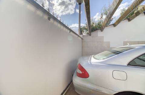 Elegante moradia T3 totalmente mobilada, com garagem privativa, amplos terraços, zona de BBQ, cave versátil e jardins envolventes pensada para quem valoriza conforto e qualidade de vida.