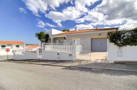 Elegante moradia T3 totalmente mobilada, com garagem privativa, amplos terraços, zona de BBQ, cave versátil e jardins envolventes pensada para quem valoriza conforto e qualidade de vida.