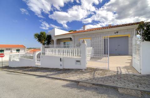 Elegante moradia T3 totalmente mobilada, com garagem privativa, amplos terraços, zona de BBQ, cave versátil e jardins envolventes pensada para quem valoriza conforto e qualidade de vida.
