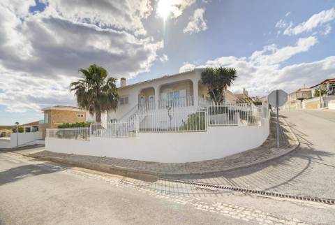 Elegante moradia T3 totalmente mobilada, com garagem privativa, amplos terraços, zona de BBQ, cave versátil e jardins envolventes pensada para quem valoriza conforto e qualidade de vida.