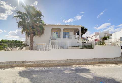 Elegante moradia T3 totalmente mobilada, com garagem privativa, amplos terraços, zona de BBQ, cave versátil e jardins envolventes pensada para quem valoriza conforto e qualidade de vida.