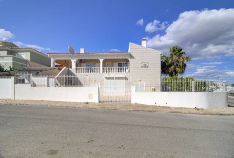 Elegante moradia T3 totalmente mobilada, com garagem privativa, amplos terraços, zona de BBQ, cave versátil e jardins envolventes pensada para quem valoriza conforto e qualidade de vida.