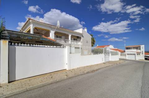 Elegante moradia T3 totalmente mobilada, com garagem privativa, amplos terraços, zona de BBQ, cave versátil e jardins envolventes pensada para quem valoriza conforto e qualidade de vida.