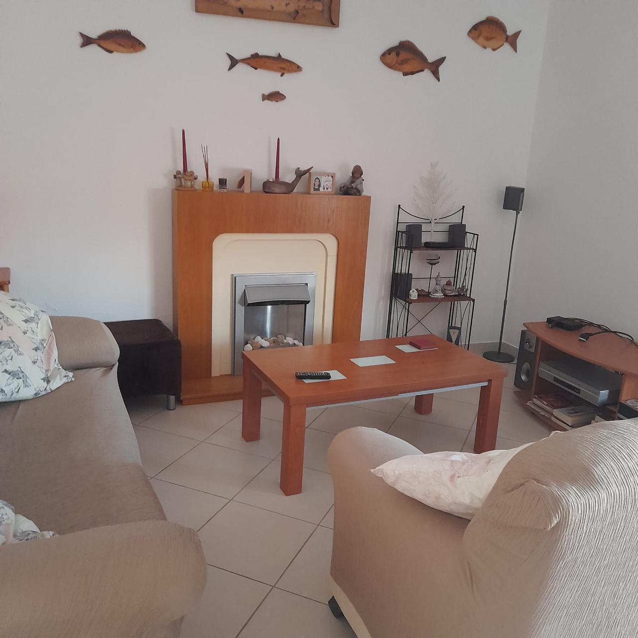 Apartamento T1 amplo, totalmente mobilado, com varandas e excelente luminosidade. Disponível para arrendamento sazonal. Ideal para quem procura conforto, funcionalidade e uma estadia tranquila.
