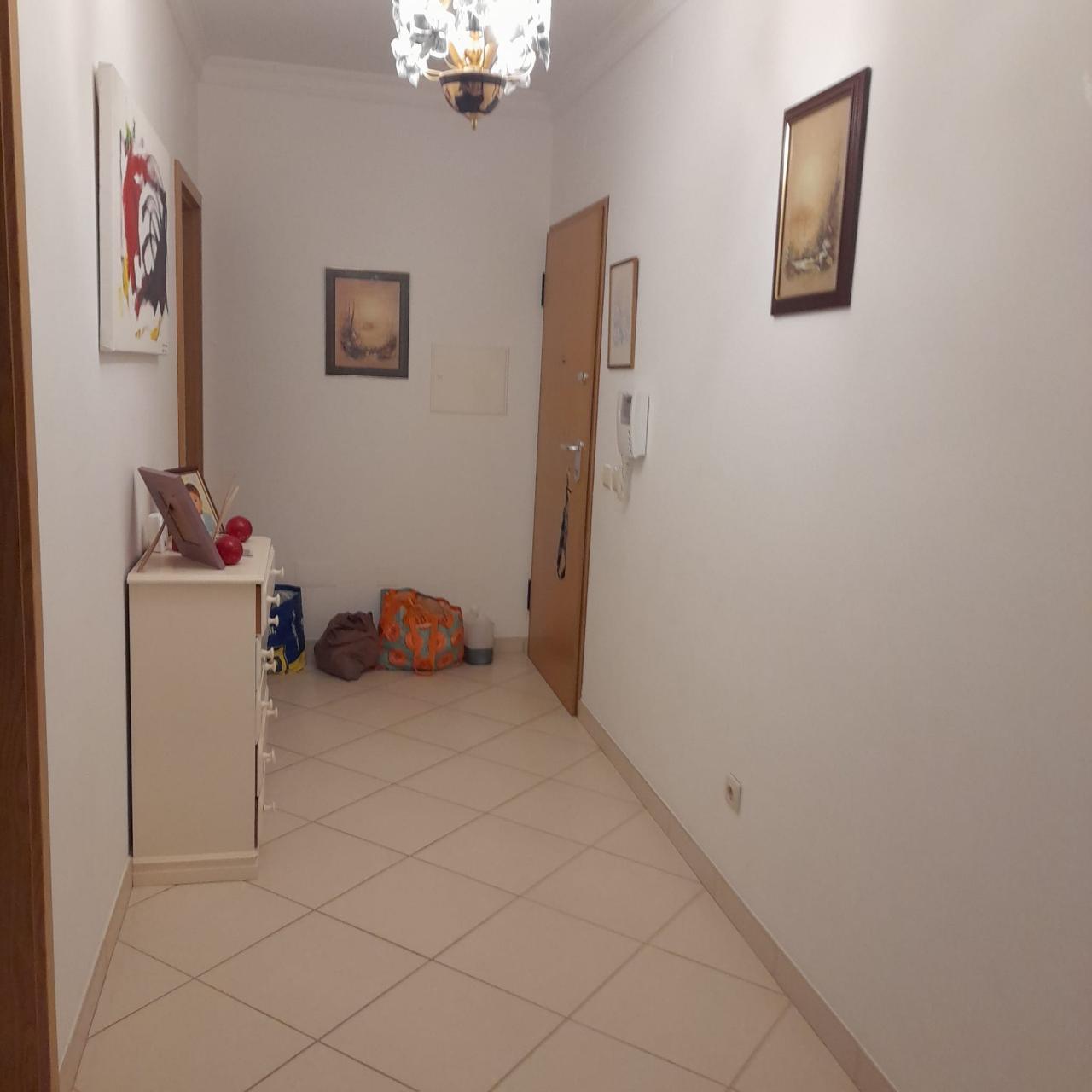 Apartamento T1 amplo, totalmente mobilado, com varandas e excelente luminosidade. Disponível para arrendamento sazonal. Ideal para quem procura conforto, funcionalidade e uma estadia tranquila.
