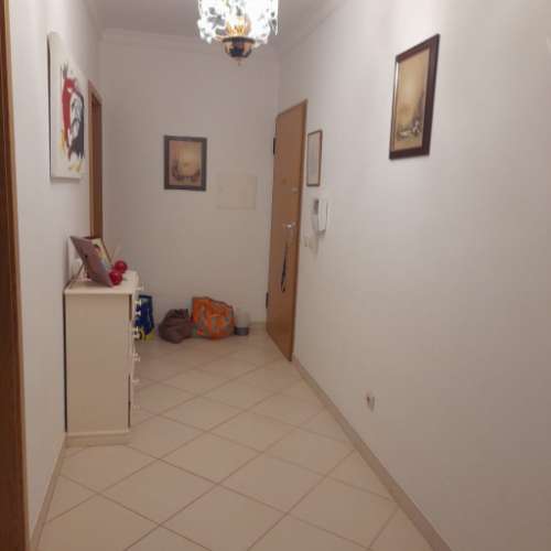 Apartamento T1 amplo, totalmente mobilado, com varandas e excelente luminosidade. Disponível para arrendamento sazonal. Ideal para quem procura conforto, funcionalidade e uma estadia tranquila.