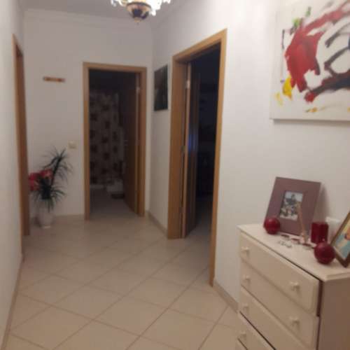 Apartamento T1 amplo, totalmente mobilado, com varandas e excelente luminosidade. Disponível para arrendamento sazonal. Ideal para quem procura conforto, funcionalidade e uma estadia tranquila.
