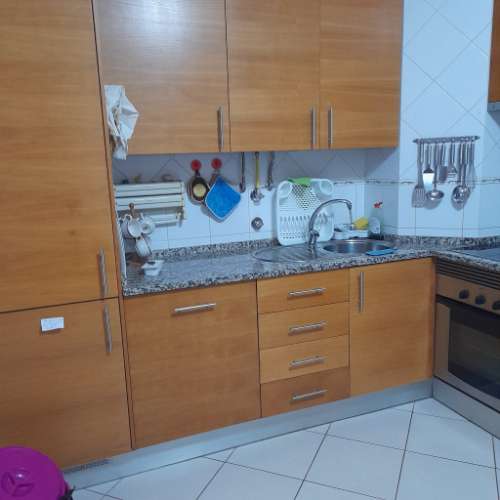 Apartamento T1 amplo, totalmente mobilado, com varandas e excelente luminosidade. Disponível para arrendamento sazonal. Ideal para quem procura conforto, funcionalidade e uma estadia tranquila.